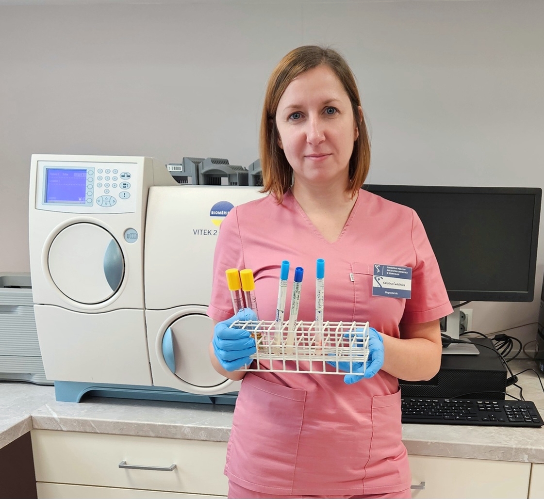 Zdjęcie: Widzimy to, czego inni nie widzą – o pracy mikrobiologa w szpitalu. Rozmowa z Karoliną Ćwiklińską, specjalistką mikrobiologii SP ZOZ w Szamotułach
